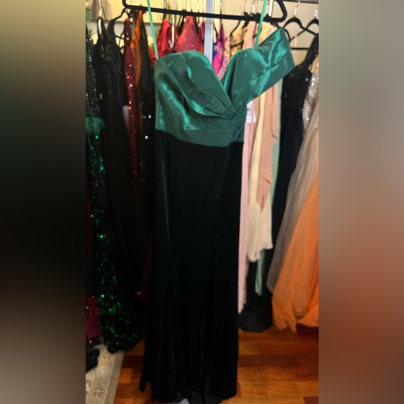 Green and Black Off-Shoulder Dress - Picture 3 of 5
